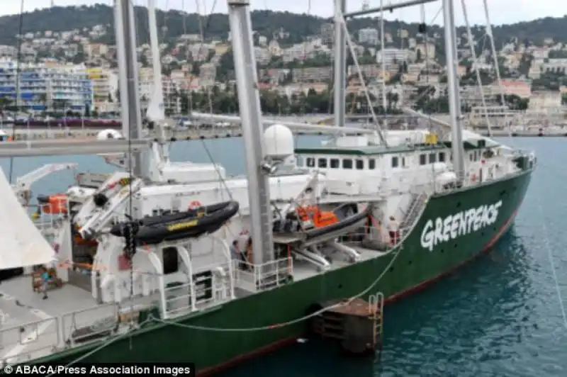 la rainbow warrior di greenpeace contro lo spostamento della concordia a genova