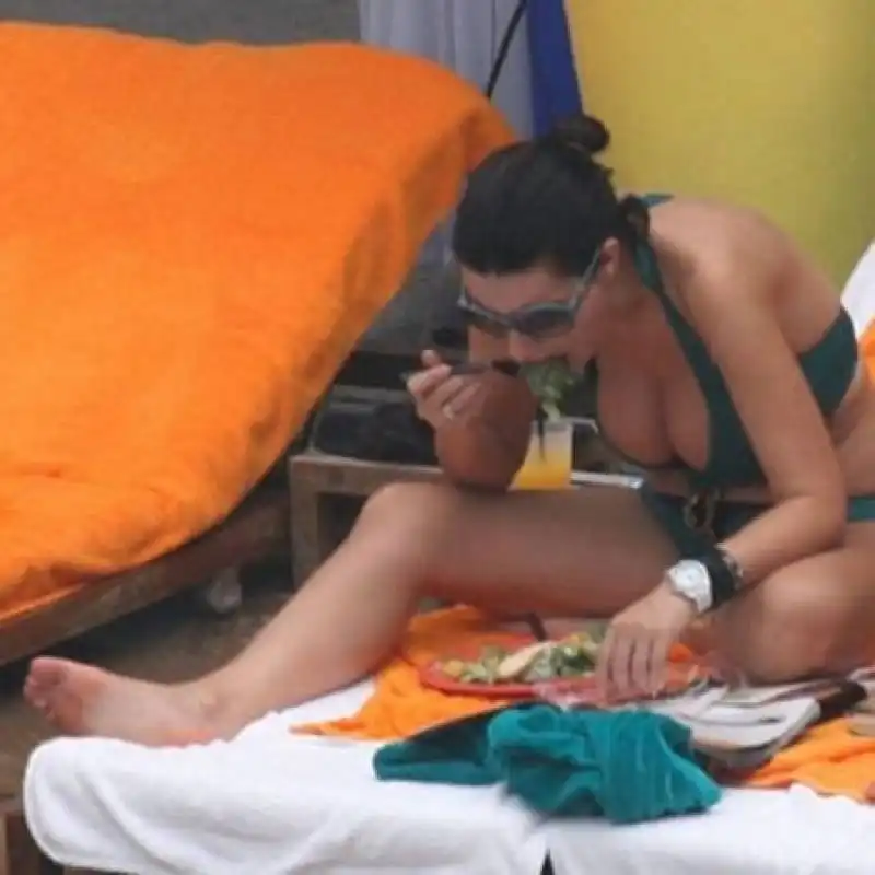 LAURA PAUSINI IN SPIAGGIA