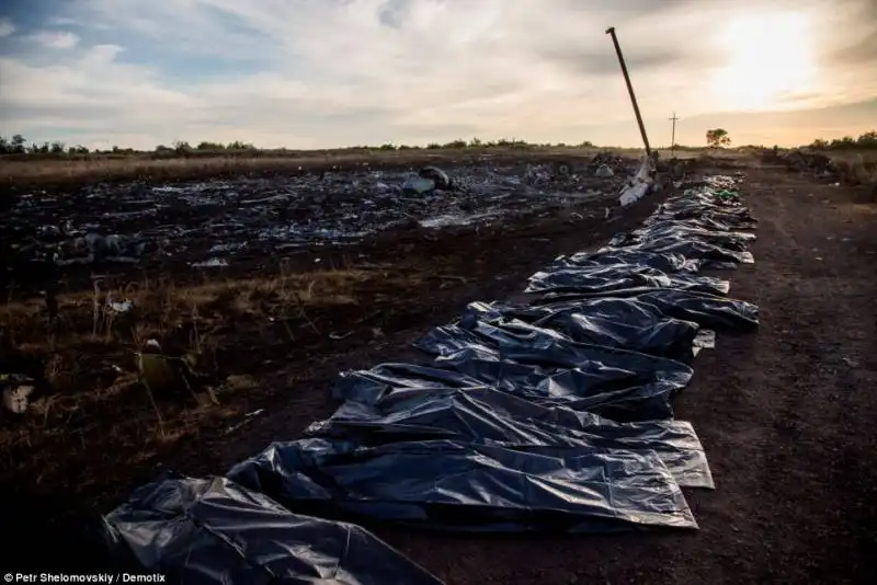 le operazioni di recupero delle vittime del volo mh17 17