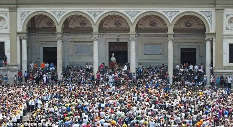 migliaia di persone assirono alla festa dei gigli di nola