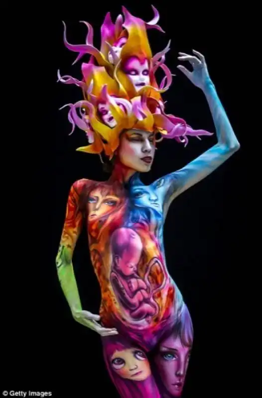 modella feto al world bodypainting festival