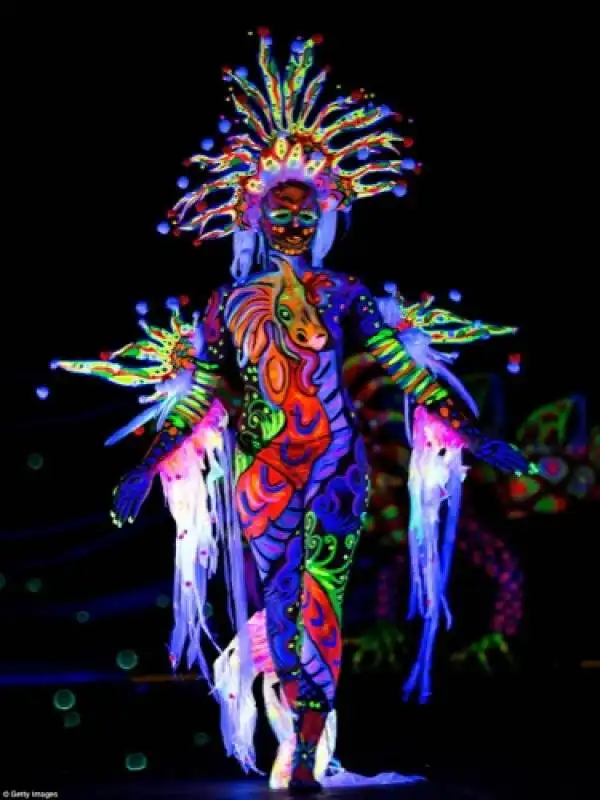 modelle fluorescenti al world bodypainting festival”,