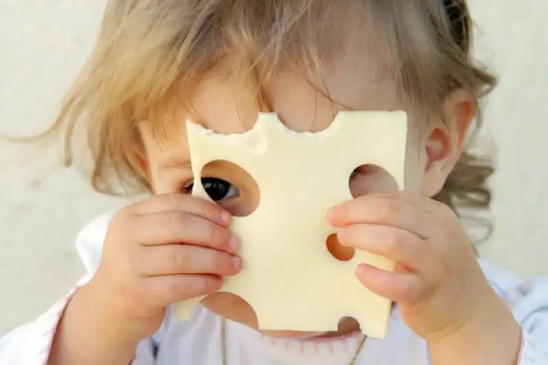 nel medioevo si battezzavano i bambini nel formaggio