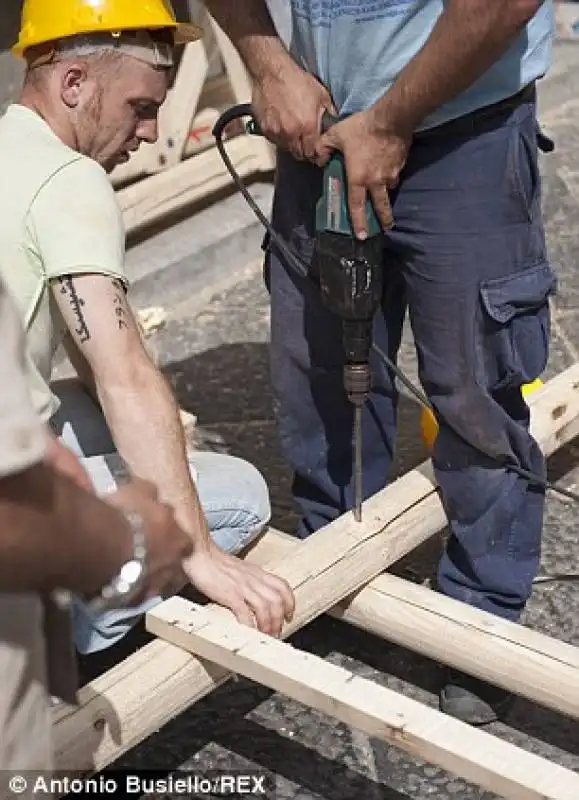 operai al lavoro sui gigli