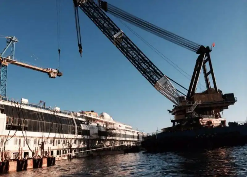 operazioni per far galleggiare la costa concordia