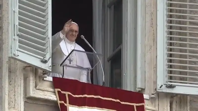 PAPA FRANCESCO BALCONE