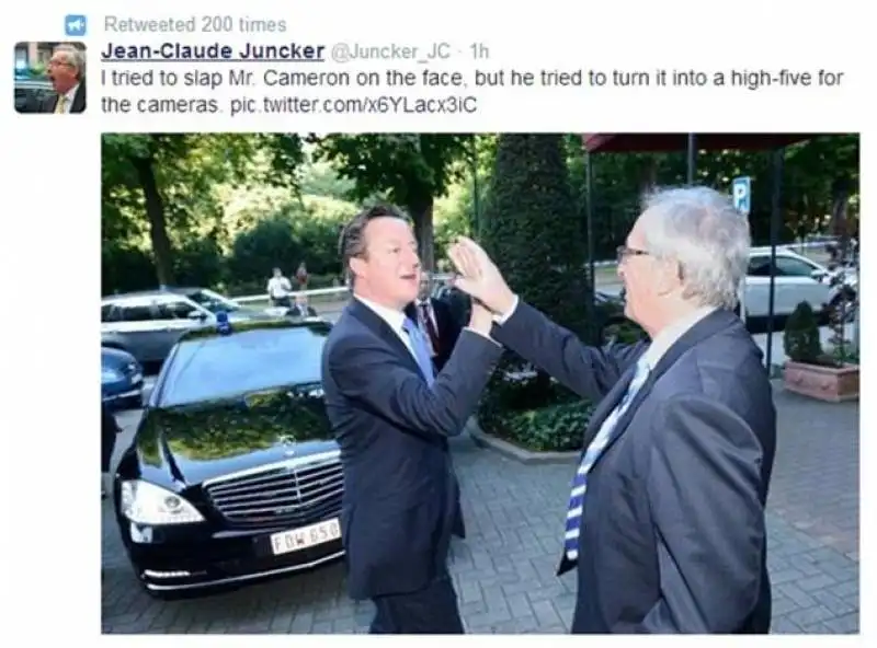 parodia su twitter del saluto tra david cameron e juncker