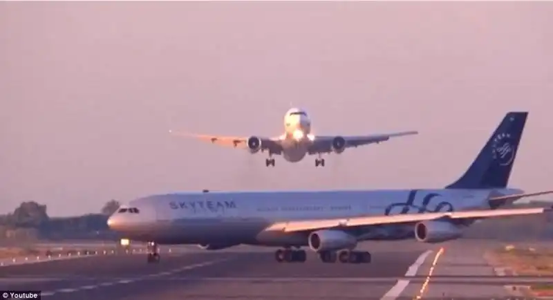 quasi schianto all aeroporto di barcellona