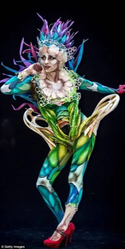 regine elfiche al world bodypainting festival”,