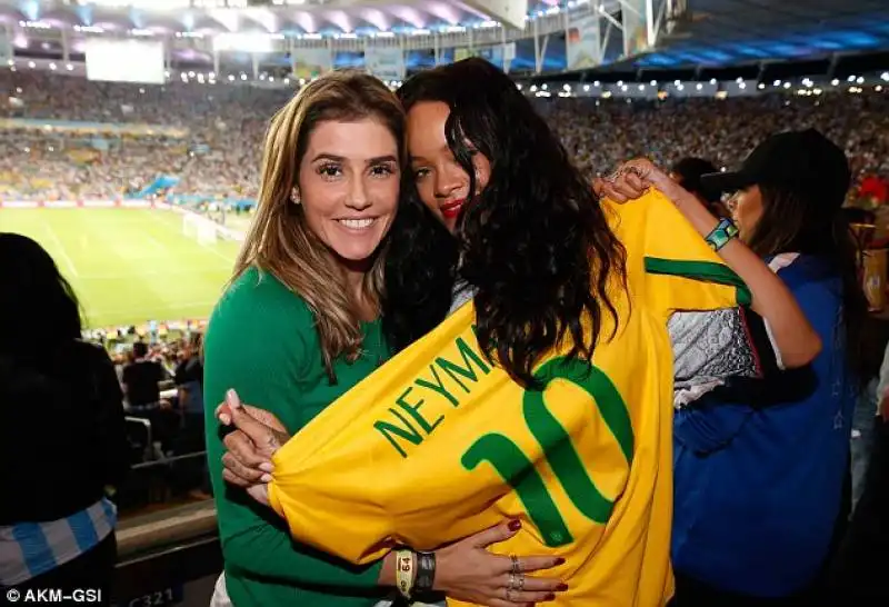 rihanna con la maglia di neymar