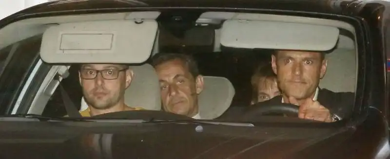 SARKOZY IN AUTO ARRESTO 2