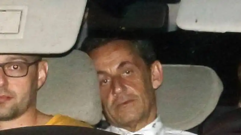 SARKOZY IN AUTO ARRESTO