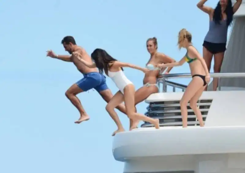 selena gomez e cara delevingne a saint tropez 7