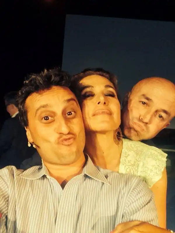 selfie parenzo barbara d urso e gianluigi nuzzi a ponza