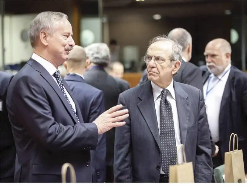 Siim Kallas (a sinistra) con il ministro dell’Economia Pier Carlo Padoan ieri a Bruxelles