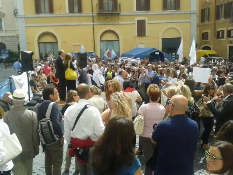 SIT IN DEI SEGRETARI COMUNALI CONTRO RENZI A MONTECITORIO