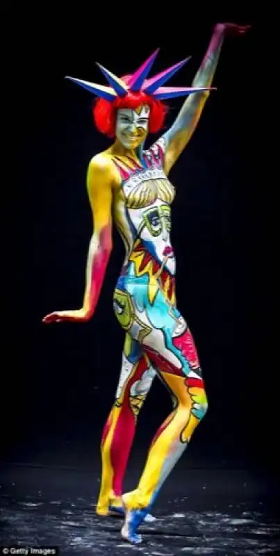 statua liberta body painting