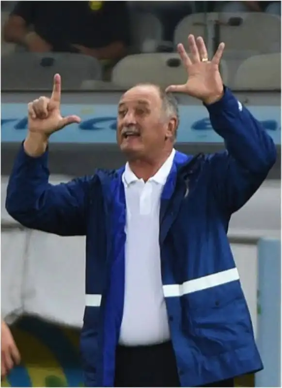 un calciatore brasiliano aveva perso il conto scolari lo aiuta