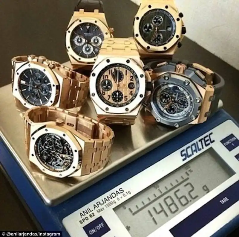 un rich kid pesa i suoi rolex