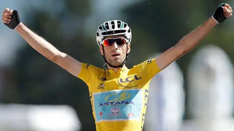 vincenzo nibali vince la tredicesima tappa del tour sulle alpi