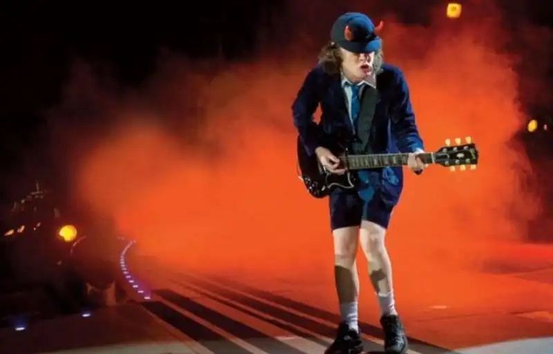 ANGUS YOUNG AC DC