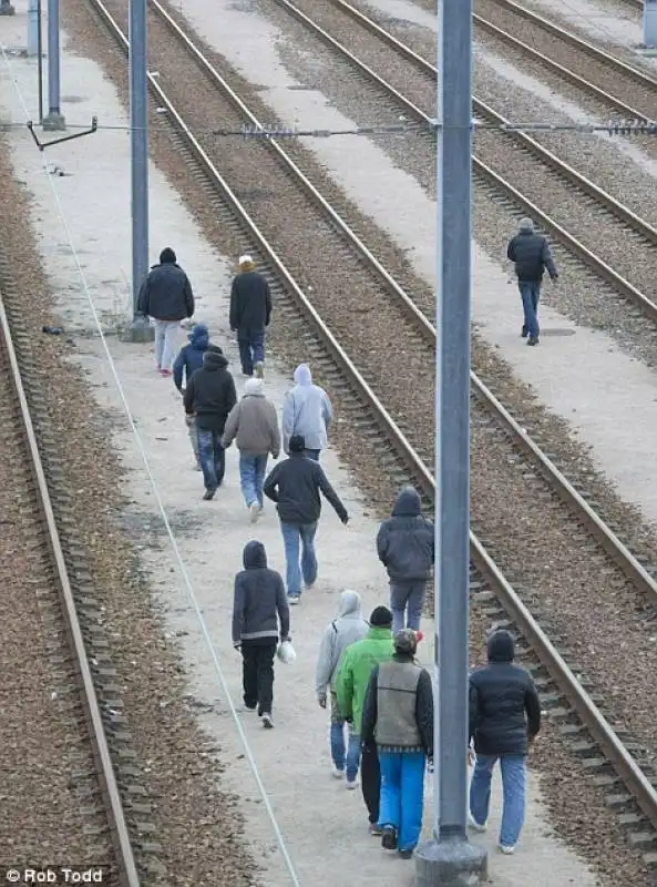 calais clandestini in transito  10