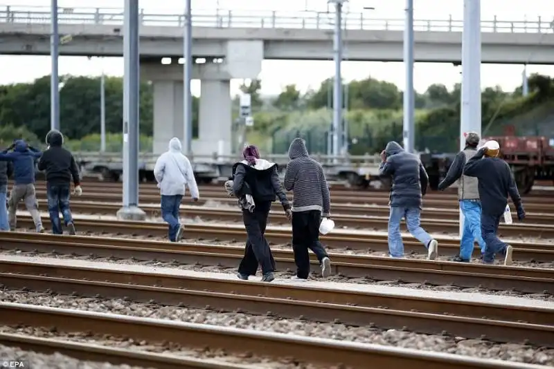 calais clandestini in transito  13