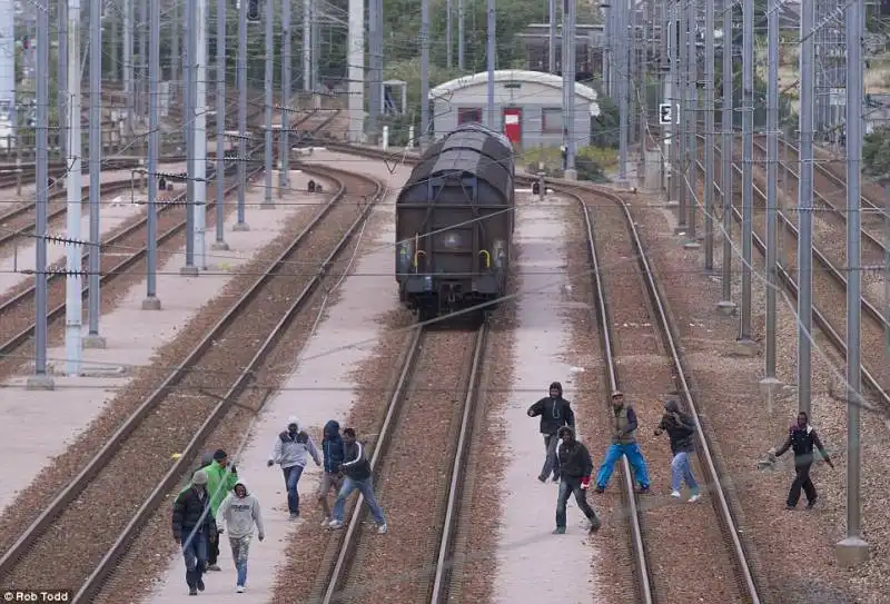 calais clandestini in transito  22