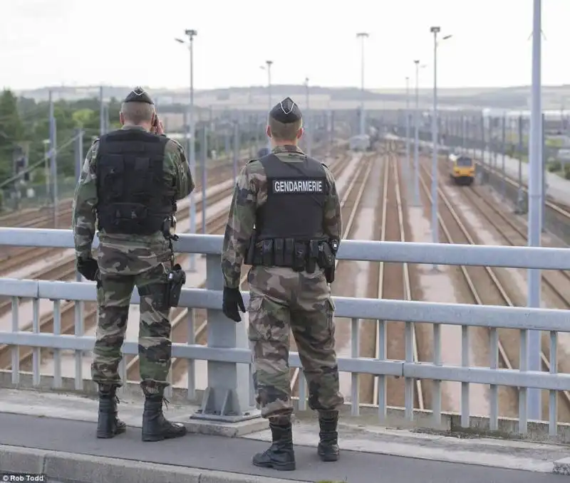 calais clandestini in transito  31