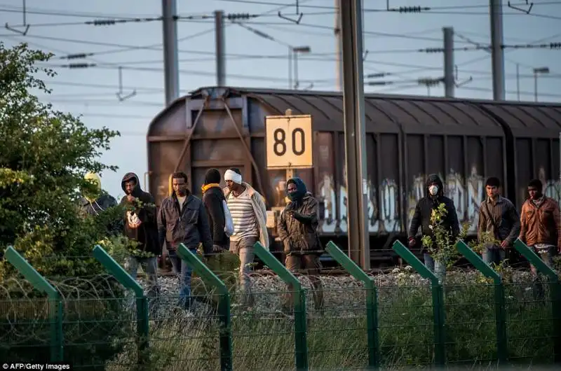 calais clandestini in transito  32