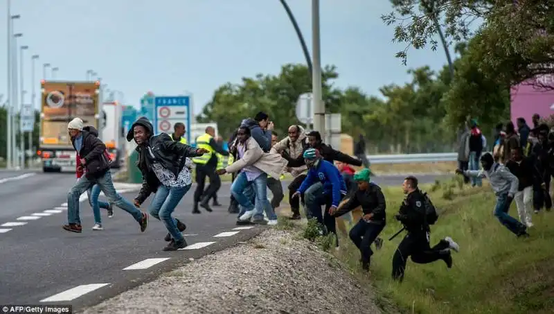 calais clandestini in transito  33