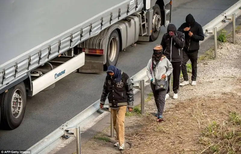 calais clandestini in transito  36