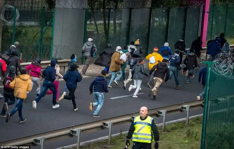 calais clandestini in transito  41