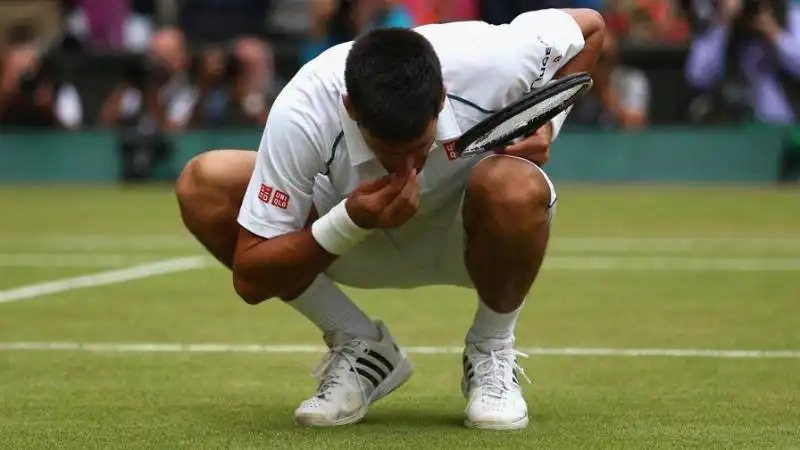 DJOKOVIC MANGIA ERBA CENTRALE WIMBLEDON