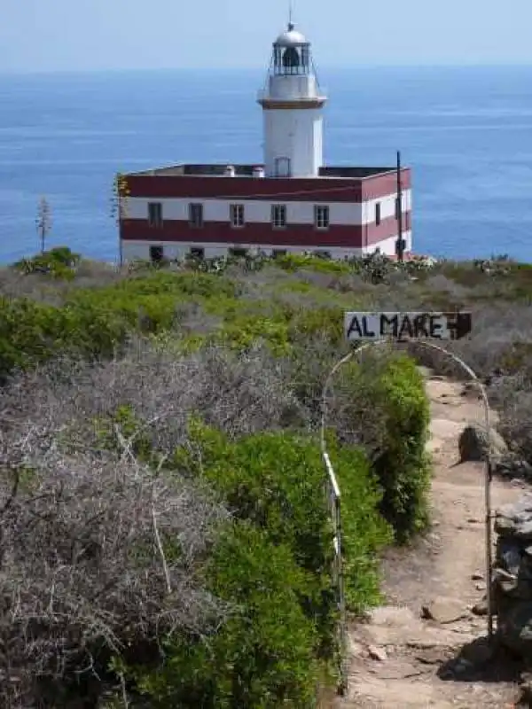 FARO CAPEL ROSSO ISOLA GIGLIO 1