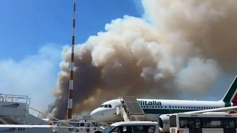 FIUMICINO INCENDIO PINETA VOLI BLOCCATI