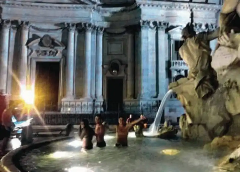 FONTANA PISCINA PIAZZA NAVONA TURISTI 2