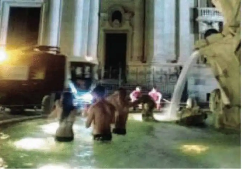 FONTANA PISCINA PIAZZA NAVONA TURISTI 3