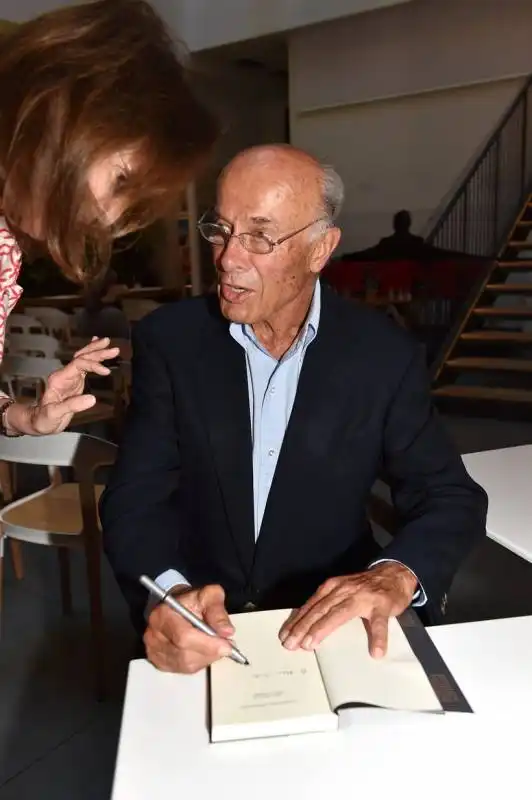 jas gawronski autografa il libro presentato