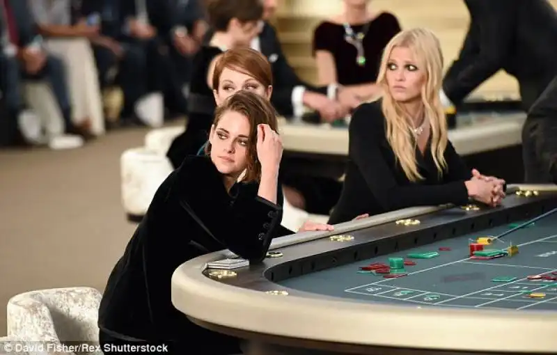 julianne moore con kristen stewart e lara stone 