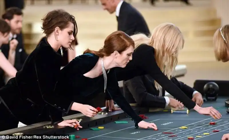 julianne moore con kristen stewart e lara stone ai dadi