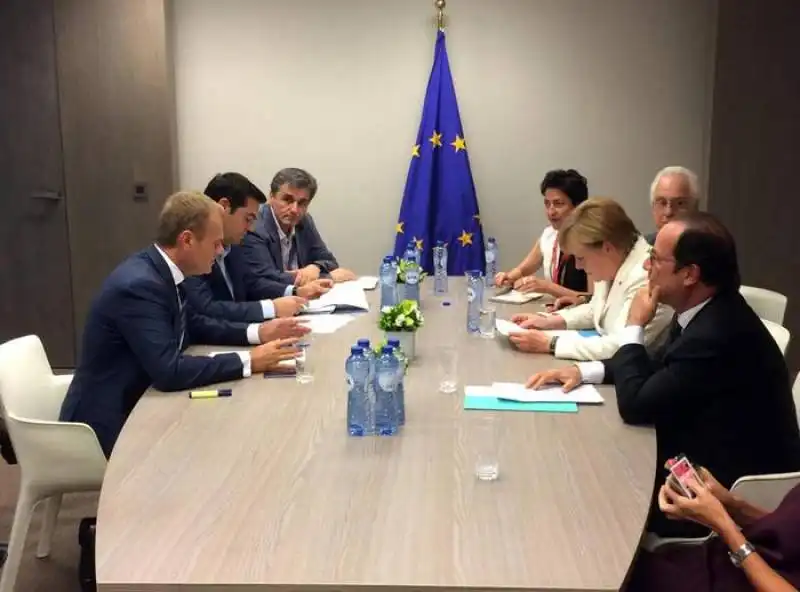 l'incontro tra tsipras, merkel, hollande e tusk a bruxelles tratto dal profilo twitter di preben aamann 0