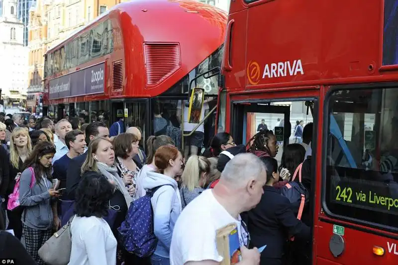 londra alle prese con lo sciopero della metro  11