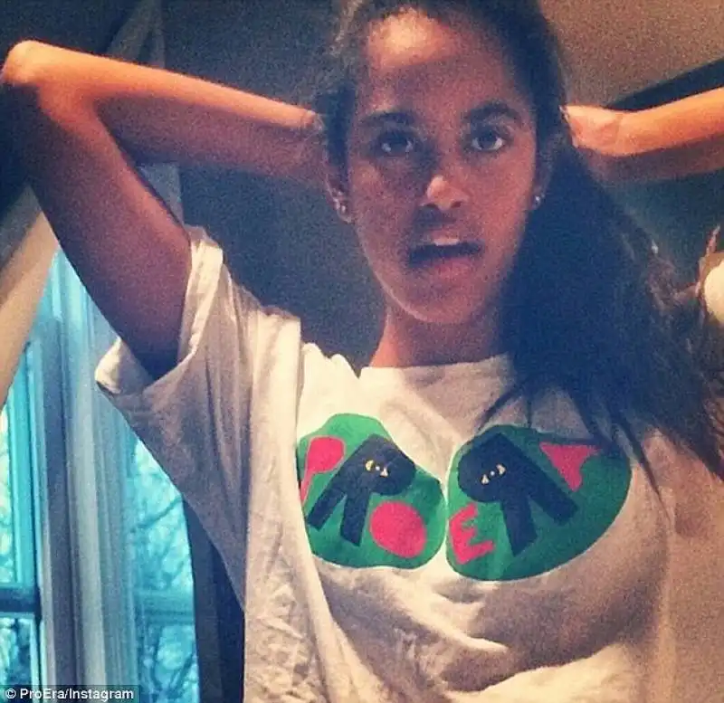 malia obama indossa maglietta di un collettivo hip hop di brooklyn