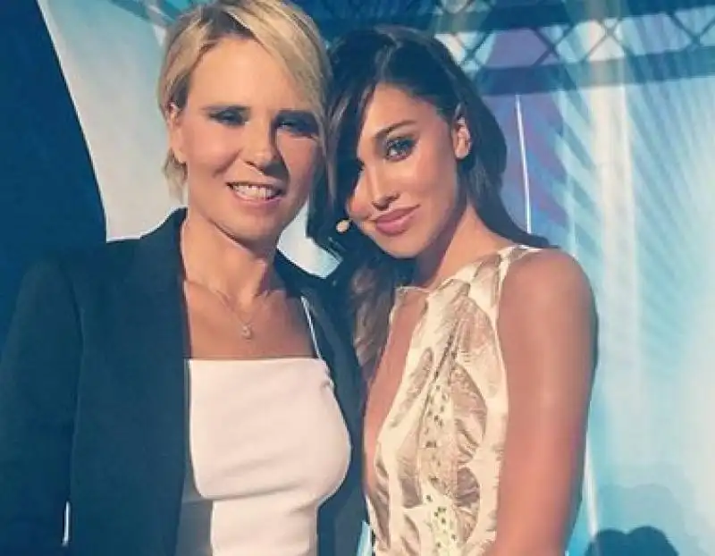 maria de filippi con belen ritoccata