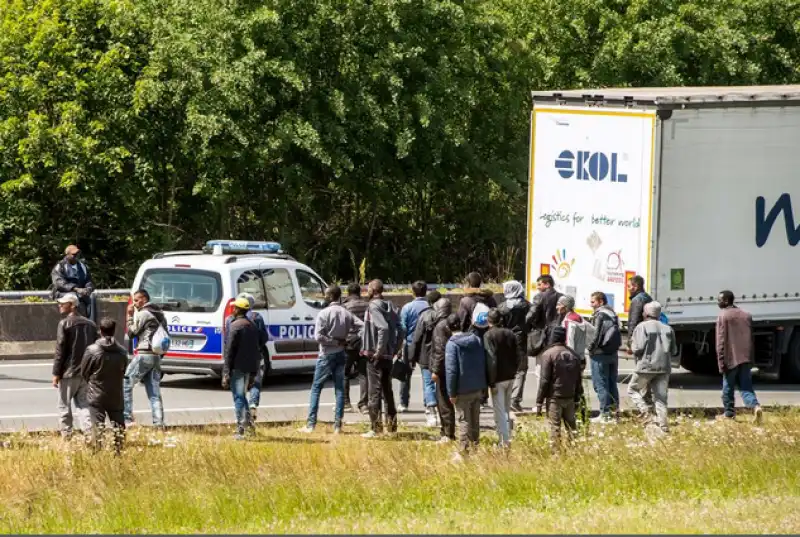 MIGRANTI A CALAIS