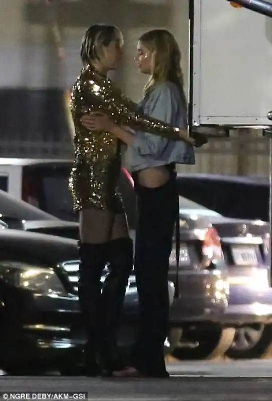 miley e stella si baciano nel parcheggio