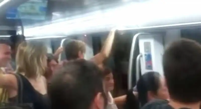 ROMA - LA METROPOLITANA VIAGGIA CON LE PORTE APERTE