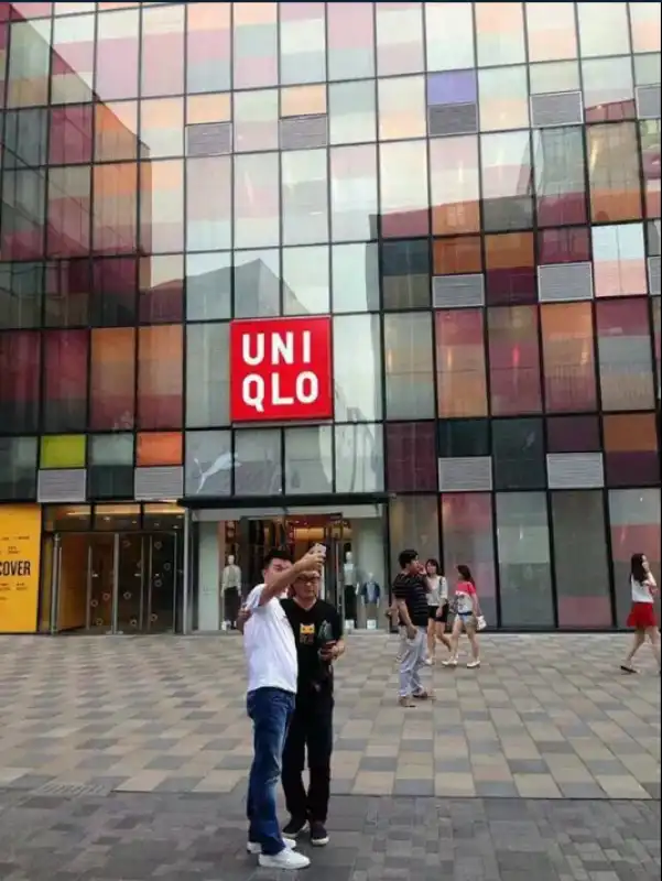 selfie davanti uniqlo