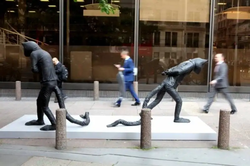 statue spuntate nella city di londra